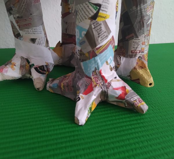 Dino Beine aus Pappmaché