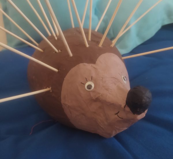 Kleine Pappmaché Figur Igel
