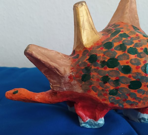 Kleiner Dino Stegosaurus aus Pappmaché