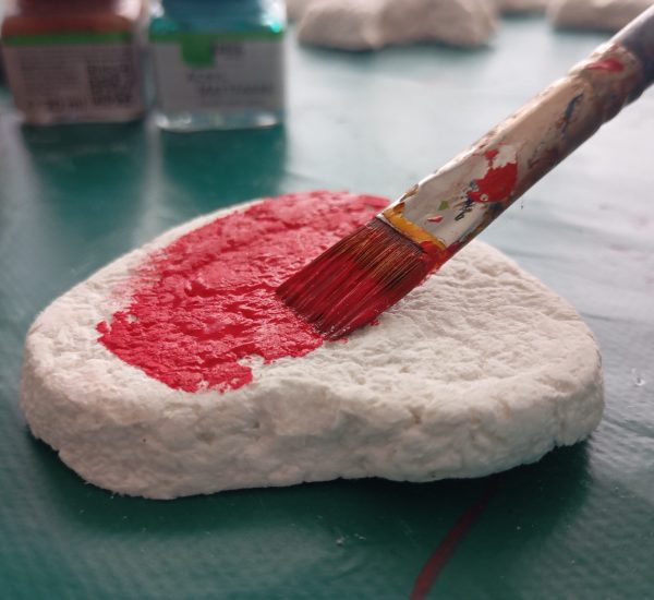 Angeschliffenes Dino-Skelett aus Pulpe wird farblich gestaltet