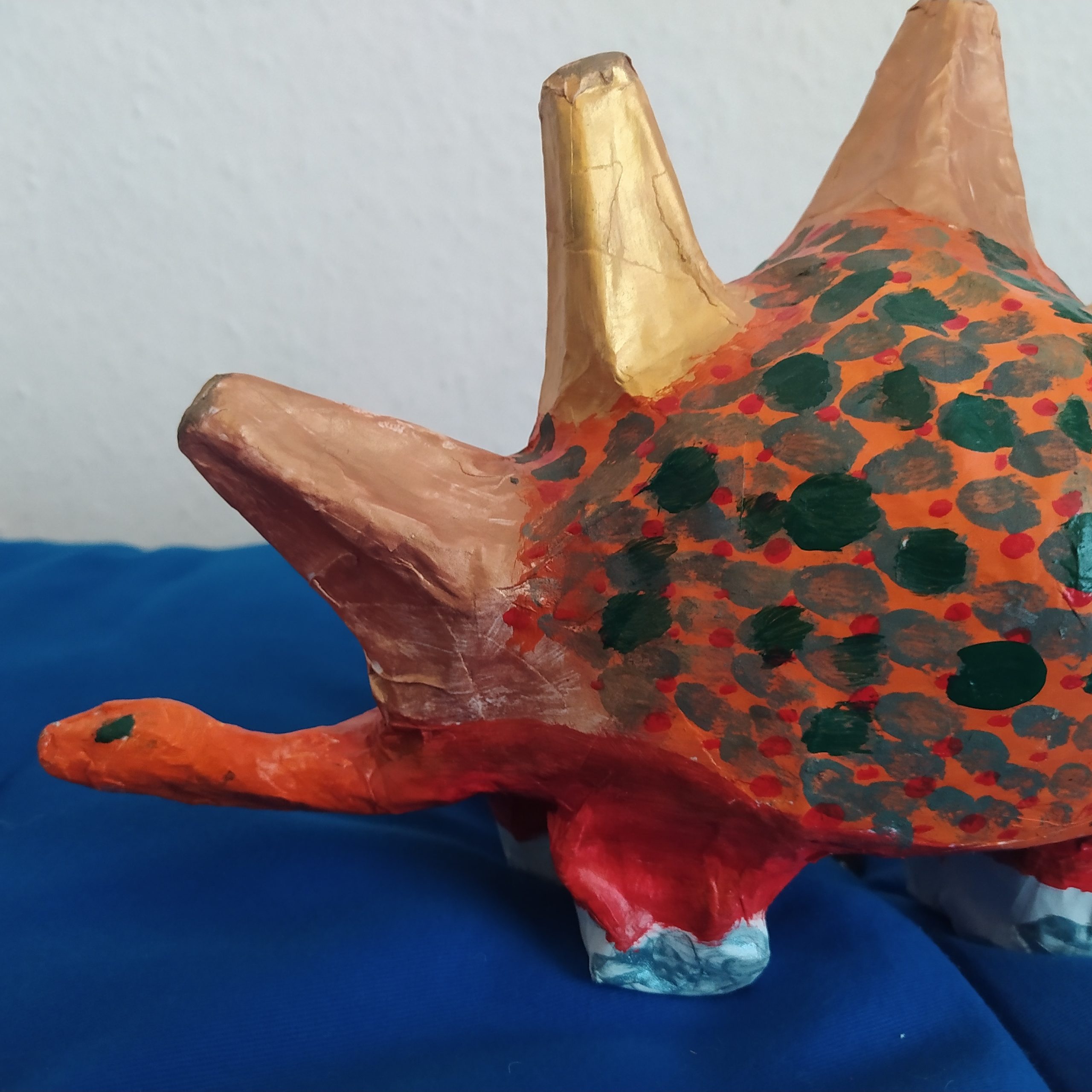 Kleiner Dino Stegosaurus aus Pappmaché