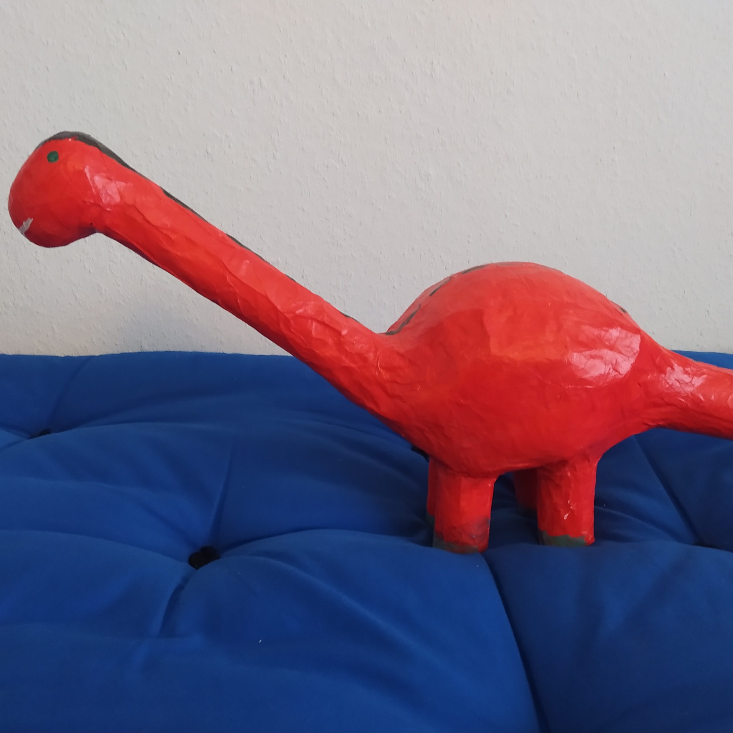 Kleiner Dino Langhals aus Pappmaché