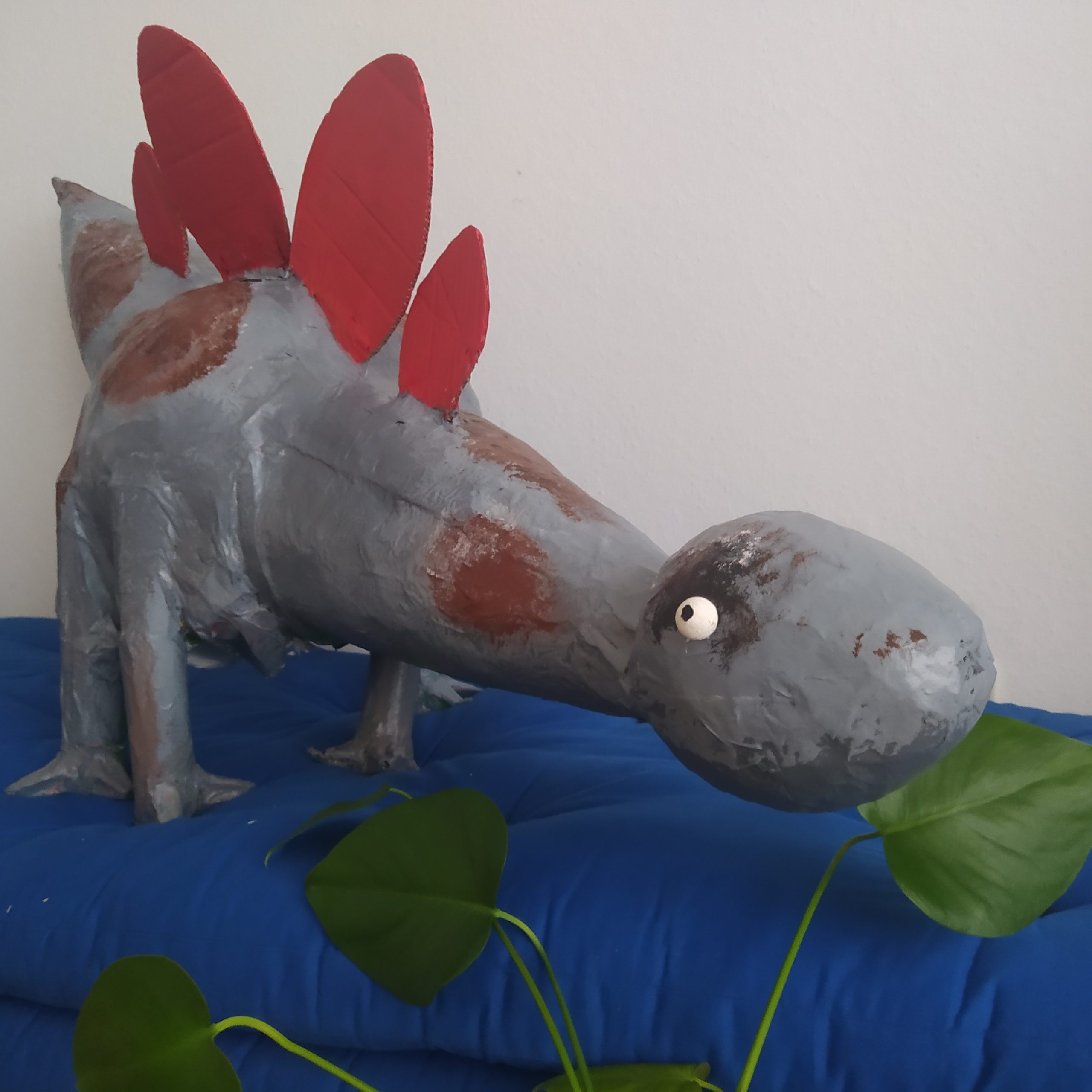 Stegosaurus Pappmaché Figur XL aus Pappmaché-Rohling