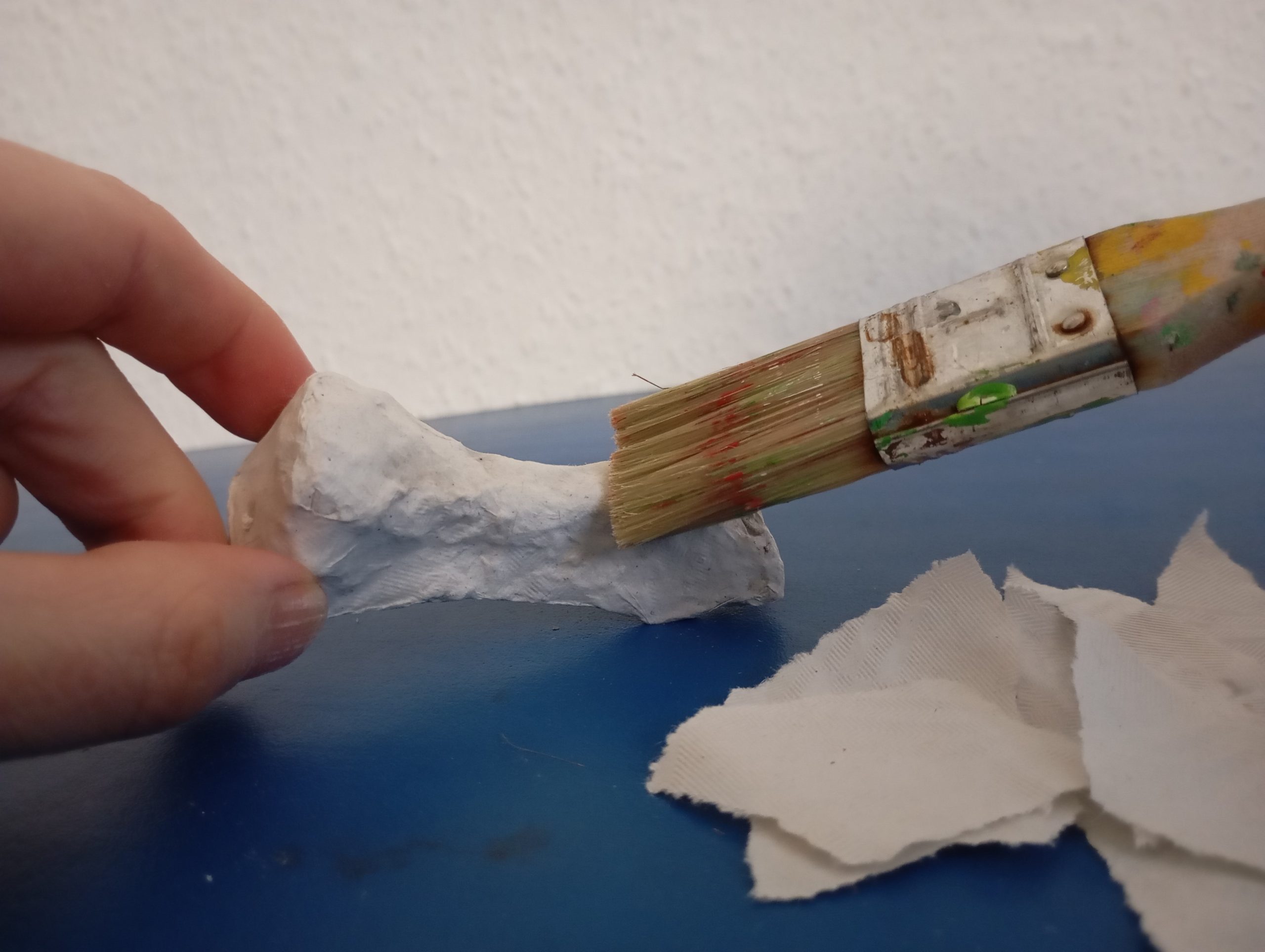 Rohlinge aus Pulpe werden mit Papierschicht überzogen