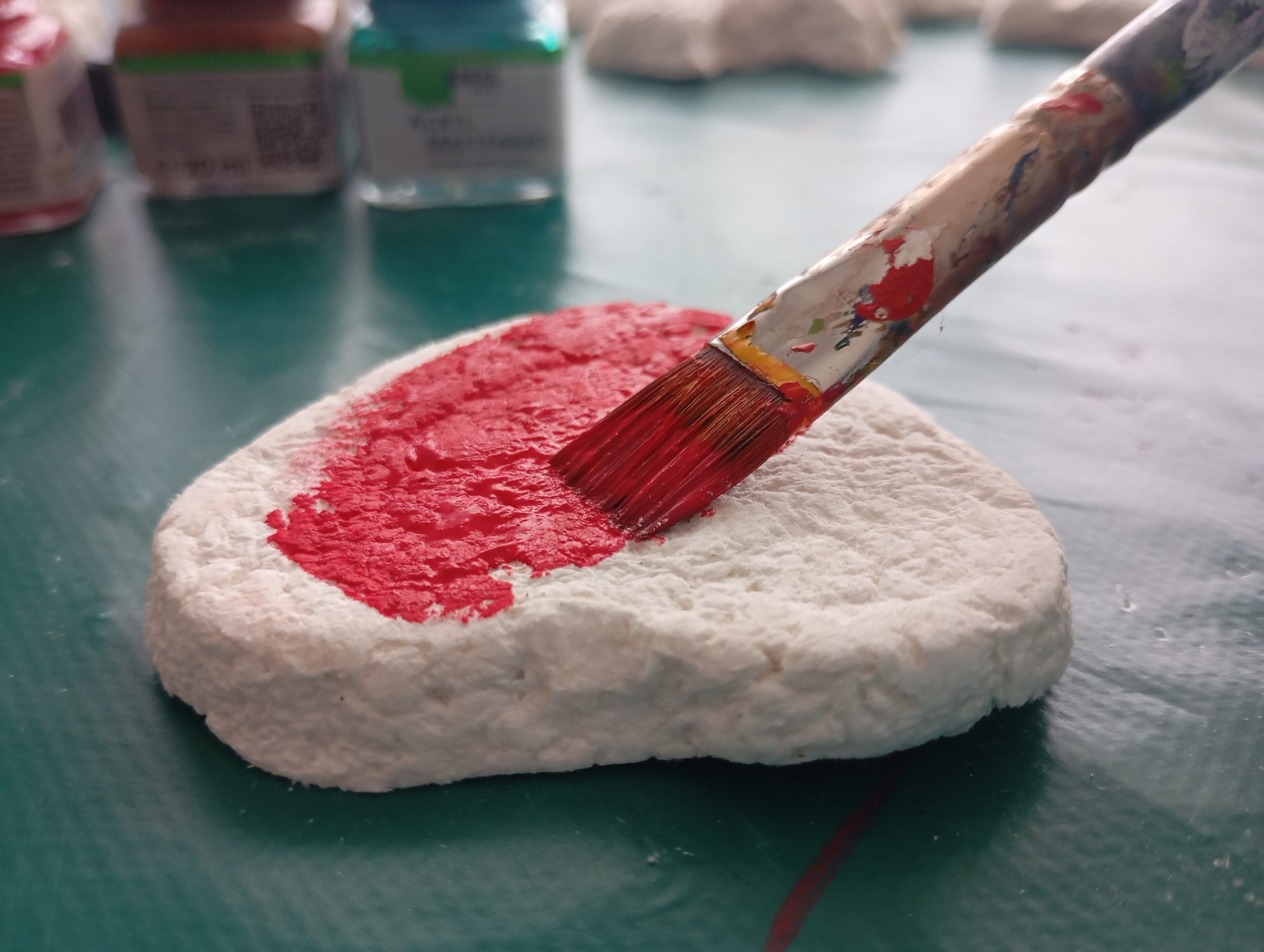 Angeschliffenes Dino-Skelett aus Pulpe wird farblich gestaltet